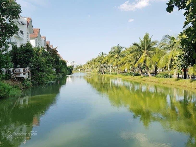 Bán BT Hoa Phượng. 207m2. ĐN, mặt tiền 10m, sông trước nhà, hoàn thiện đẹp, thang máy, giá 49.5 tỷ