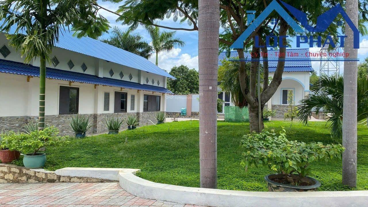 Bán gấp khu nghỉ dưỡng tại Thị Xã Phú Mỹ, Bà Rịa Vũng Tàu, 4300m2, giá giảm mạnh còn 17 tỷ Bán gấp khu nghỉ dưỡng tại Thị Xã Phú Mỹ, Bà Rịa Vũng Tàu, 4300m2, giá giảm mạnh còn 17 tỷ