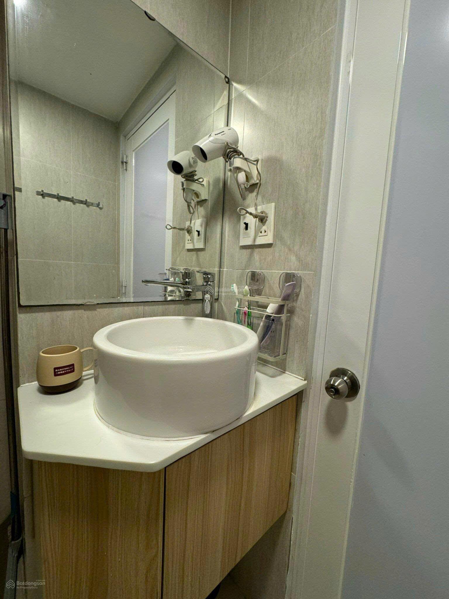 Cho thuê nhà đẹp có ban công 2PN 70m2 giá 13,5 triệu nội thất đầy đủ, RIVERSIDE 90 NHC. 0902 257 ***