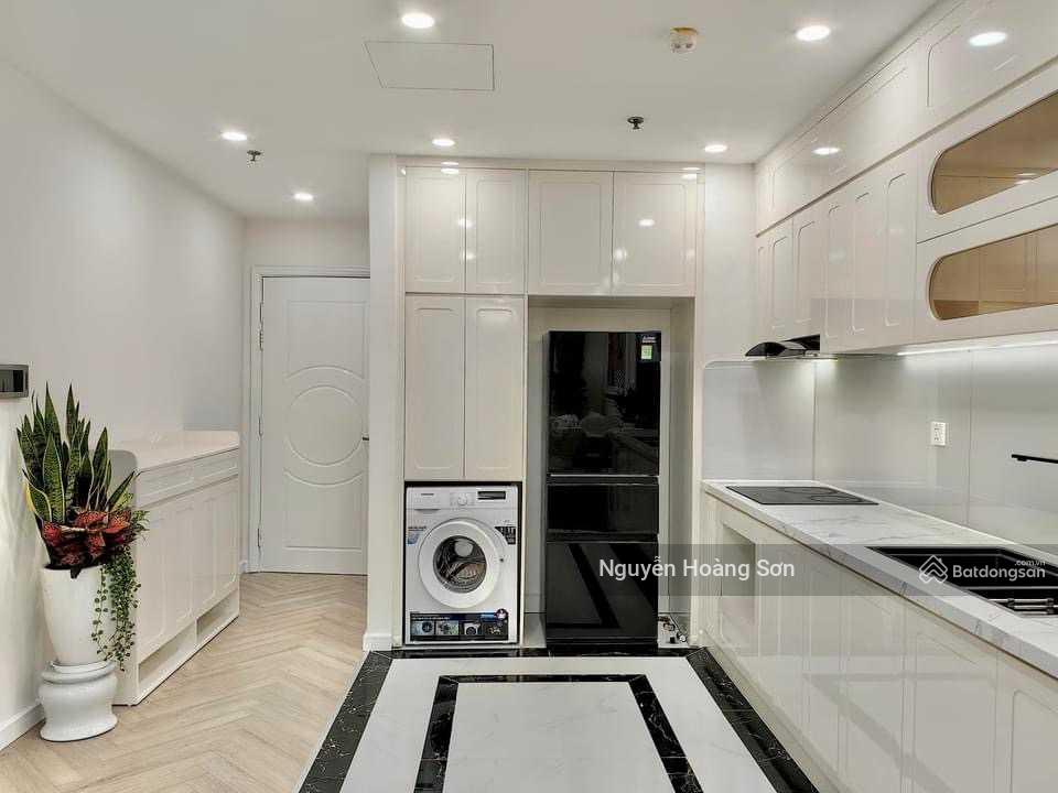 Trống ngay căn 3PN, 165m2 ở Vincom Bà Triệu. Nhà mới. Giá chỉ 32tr/tháng. Liên hệ Sơn 0906 244 ***