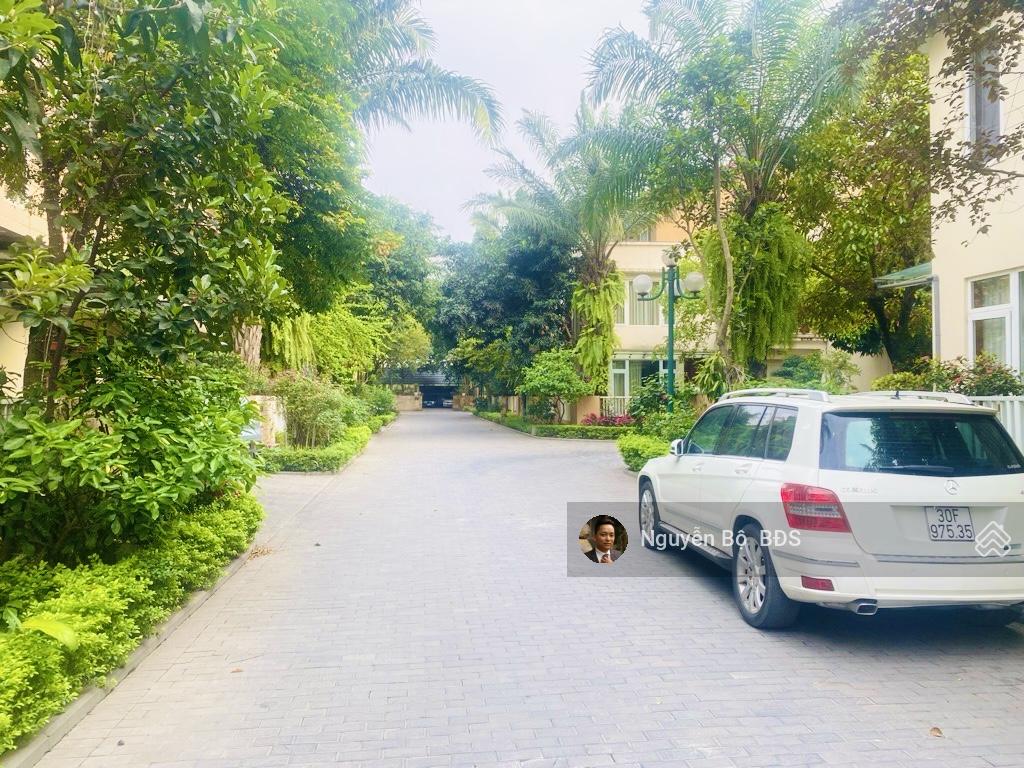 Vị trí biệt lập, yên tĩnh. Bán biệt thự Việt Hưng, DT 148m2, MT 8m, sân vườn, an ninh chặt chẽ