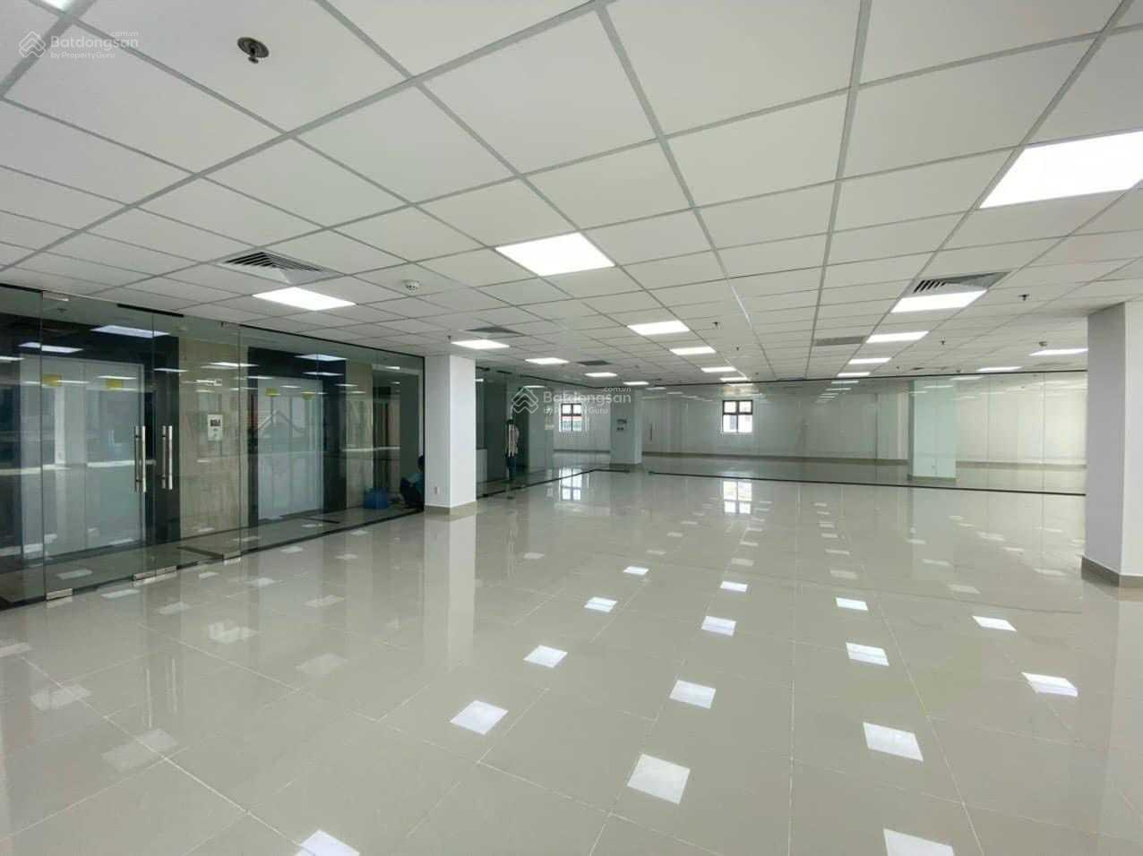 Cho thuê văn phòng đường Lê Văn Sỹ, DT 330m2, giá 80 triệu bao gồm phí quản lý