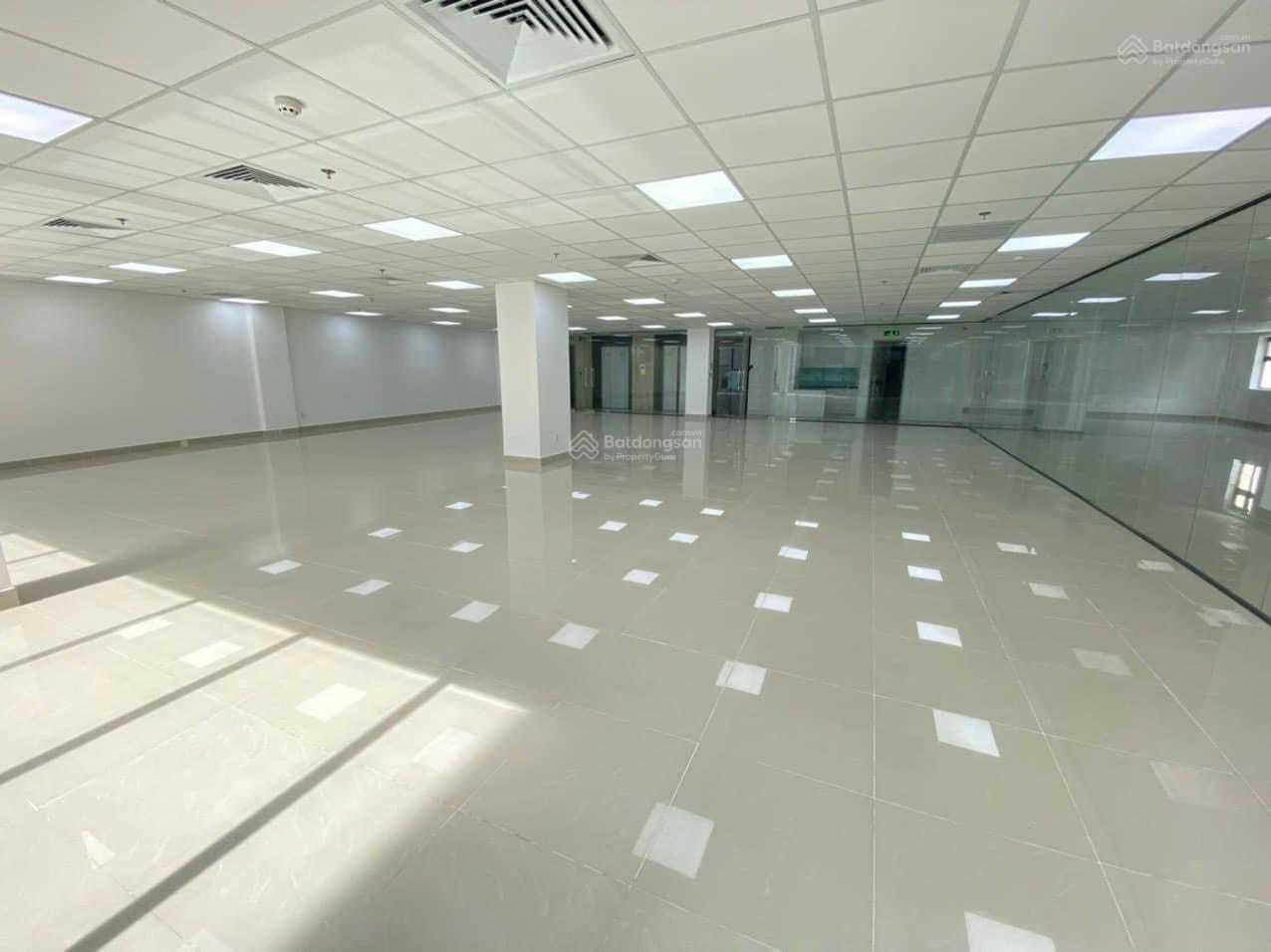 Cho thuê văn phòng đường Lê Văn Sỹ, DT 330m2, giá 80 triệu bao gồm phí quản lý