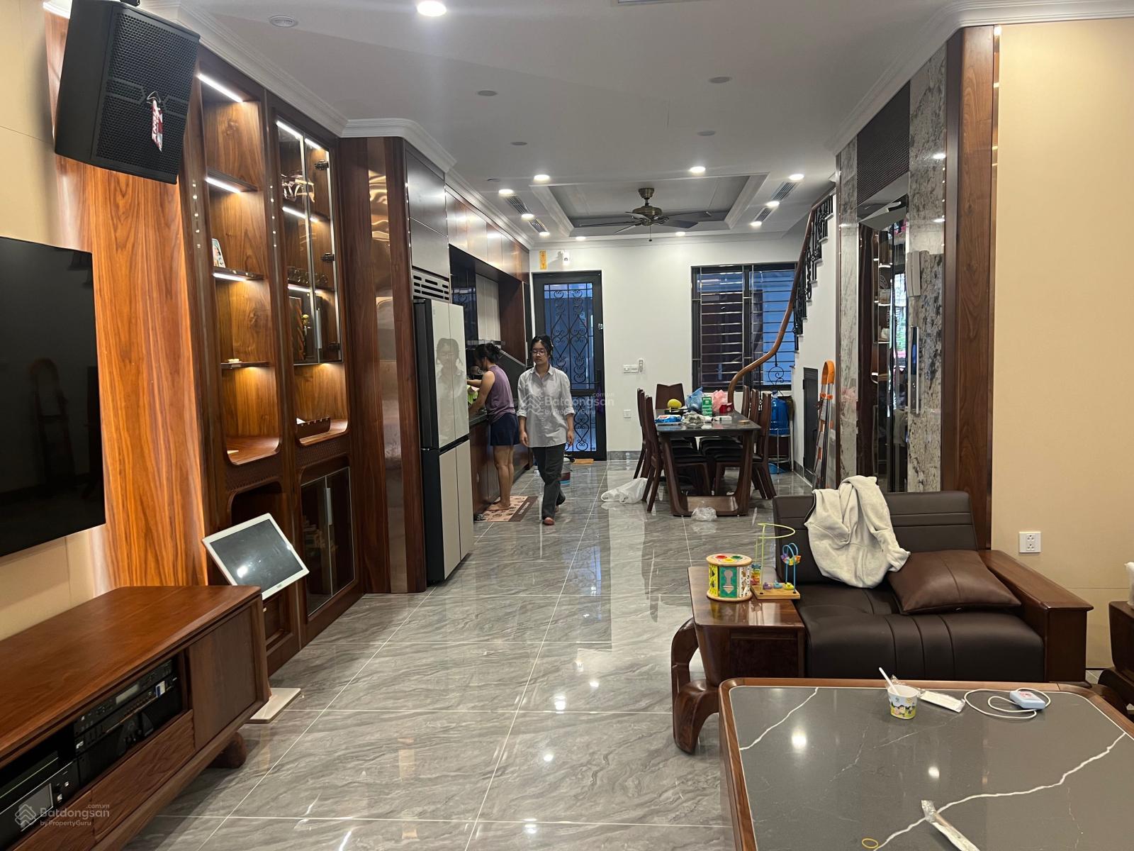 La Casta 75m2 5 tầng, MT 5m, có thang máy. Hoàn thiện cực đẹp và 73m2 4 tầng giá chỉ 20.5 tỷ