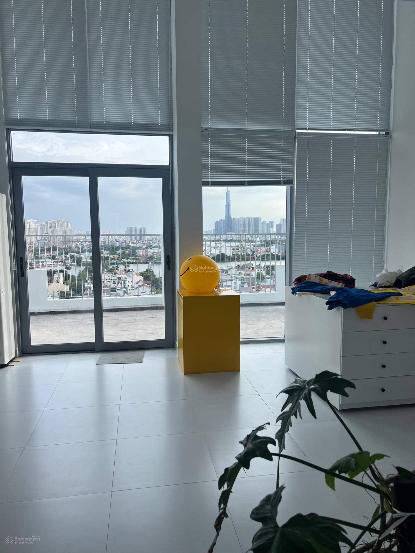 Duplex 2 tầng sổ sẵn ngay trung tâm thương mại Gigamall. Ngoài ra có rổ hàng 2 - 3PN