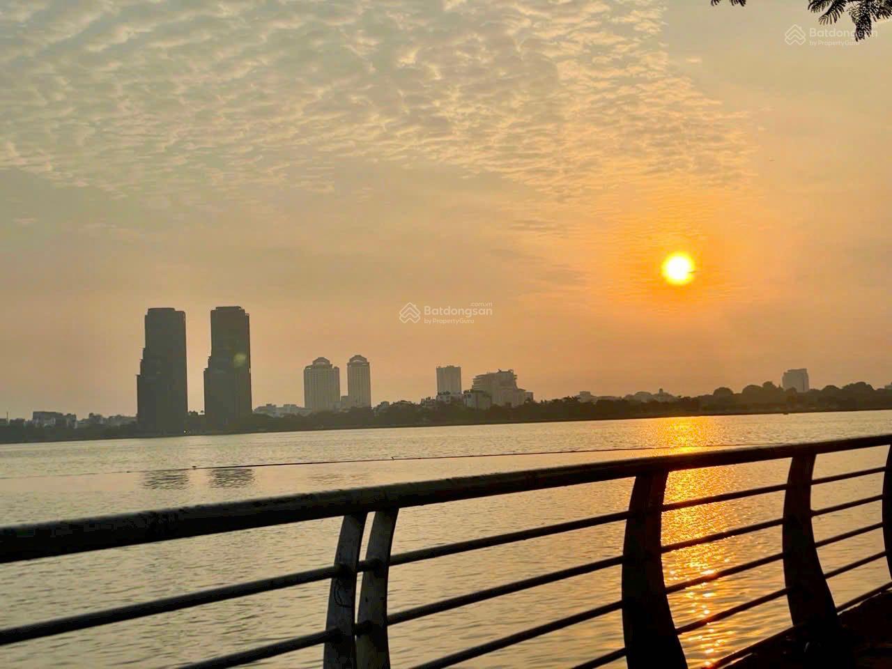 Cần bán nhà lô góc mặt phố Nhật Chiêu, Tây Hồ. DT sổ 85m2 x 8T, MT 6m. Vị trí đẹp đầu hồi, sầm uất