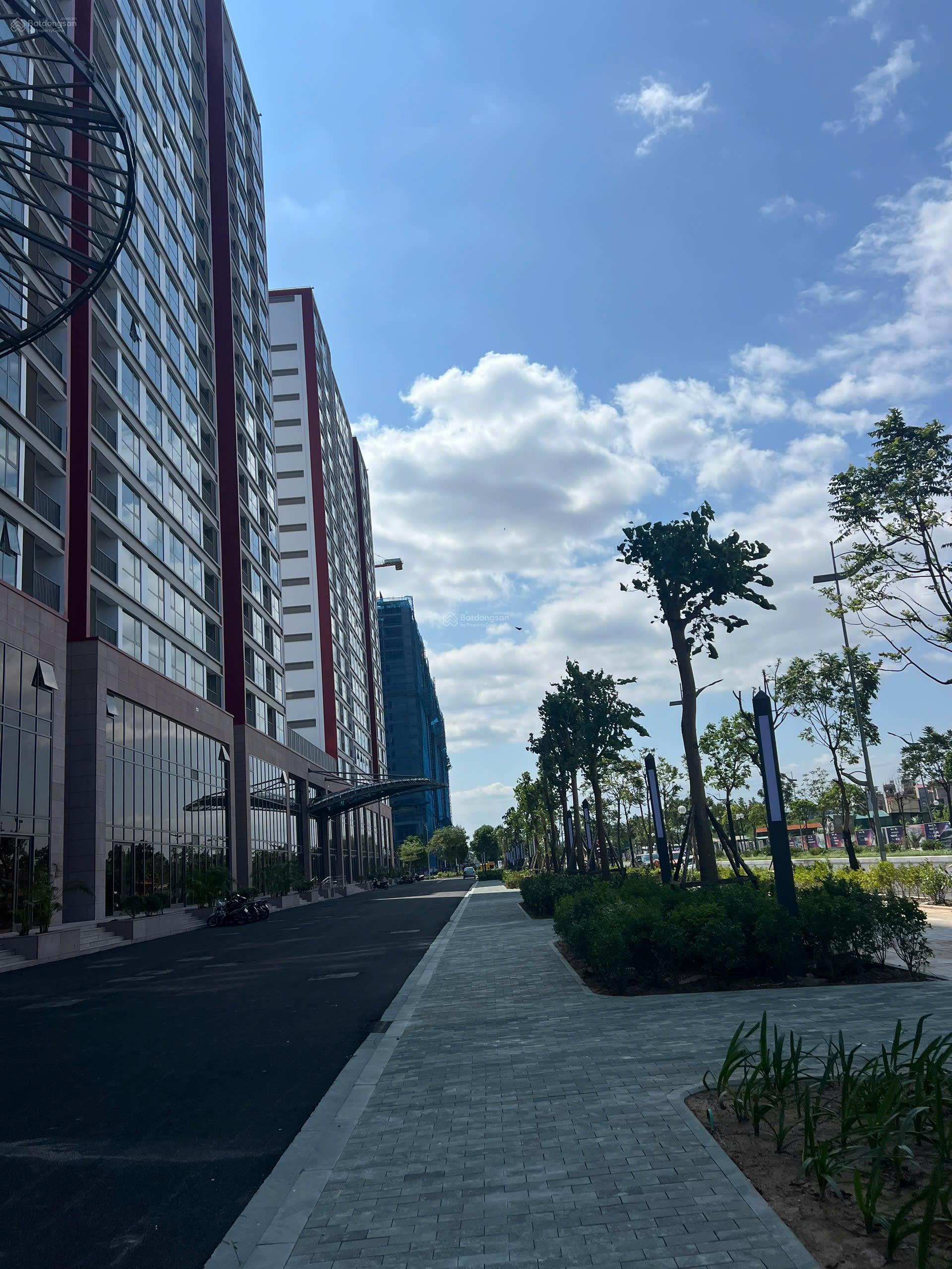 Cho thuê căn hộ Chung cư dự án Khai Sơn City.
DT 119,76m2 có 3 ngủ 3 WC, 3 ban công, 15tr/th