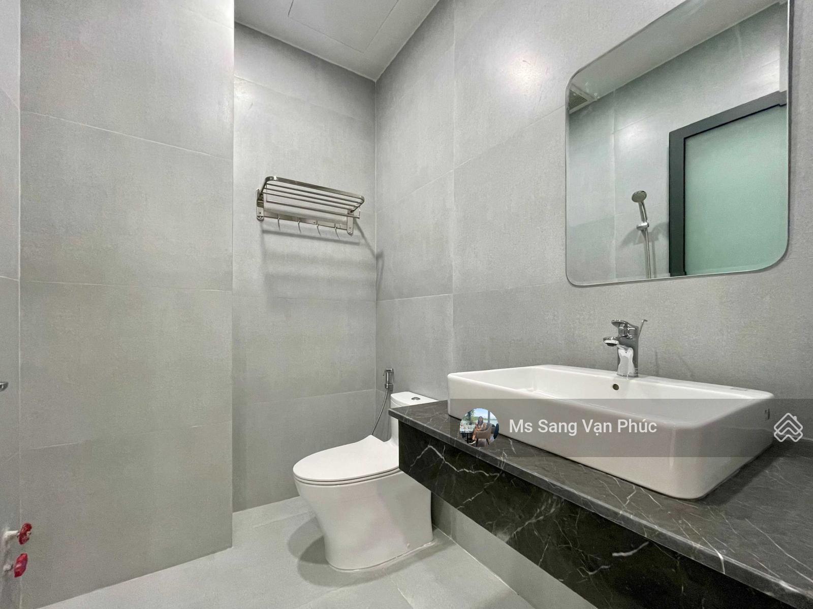 Tầng trệt 7x20m Vạn Phúc City có máy lạnh, thang máy, hầm xe, đường 16m, vị trí đẹp. Giá 17 triệu