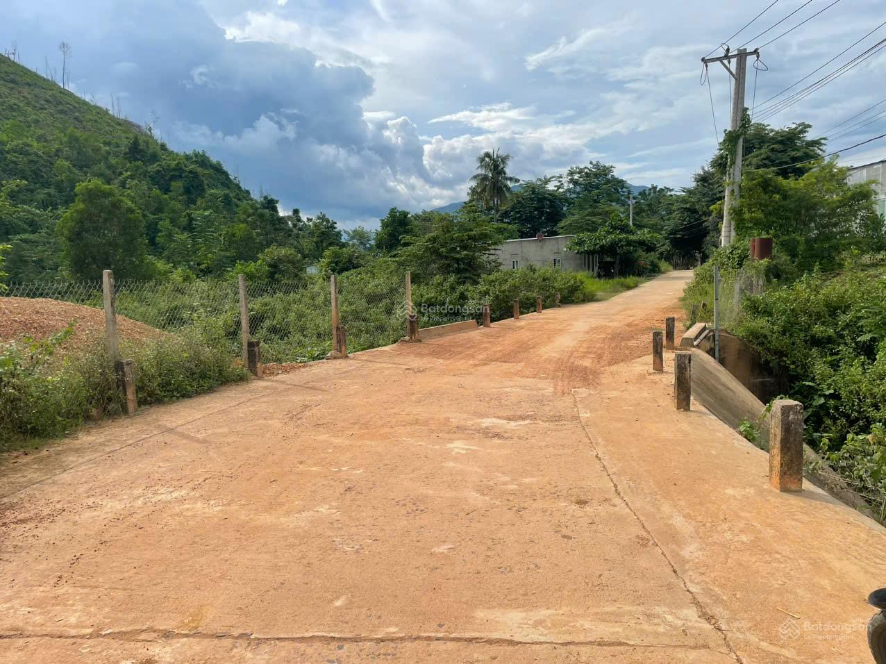 Cần bán lô đất 2.100m2 gần Quốc lộ 27C giao với ngã ba vào thị trấn Khánh Vĩnh