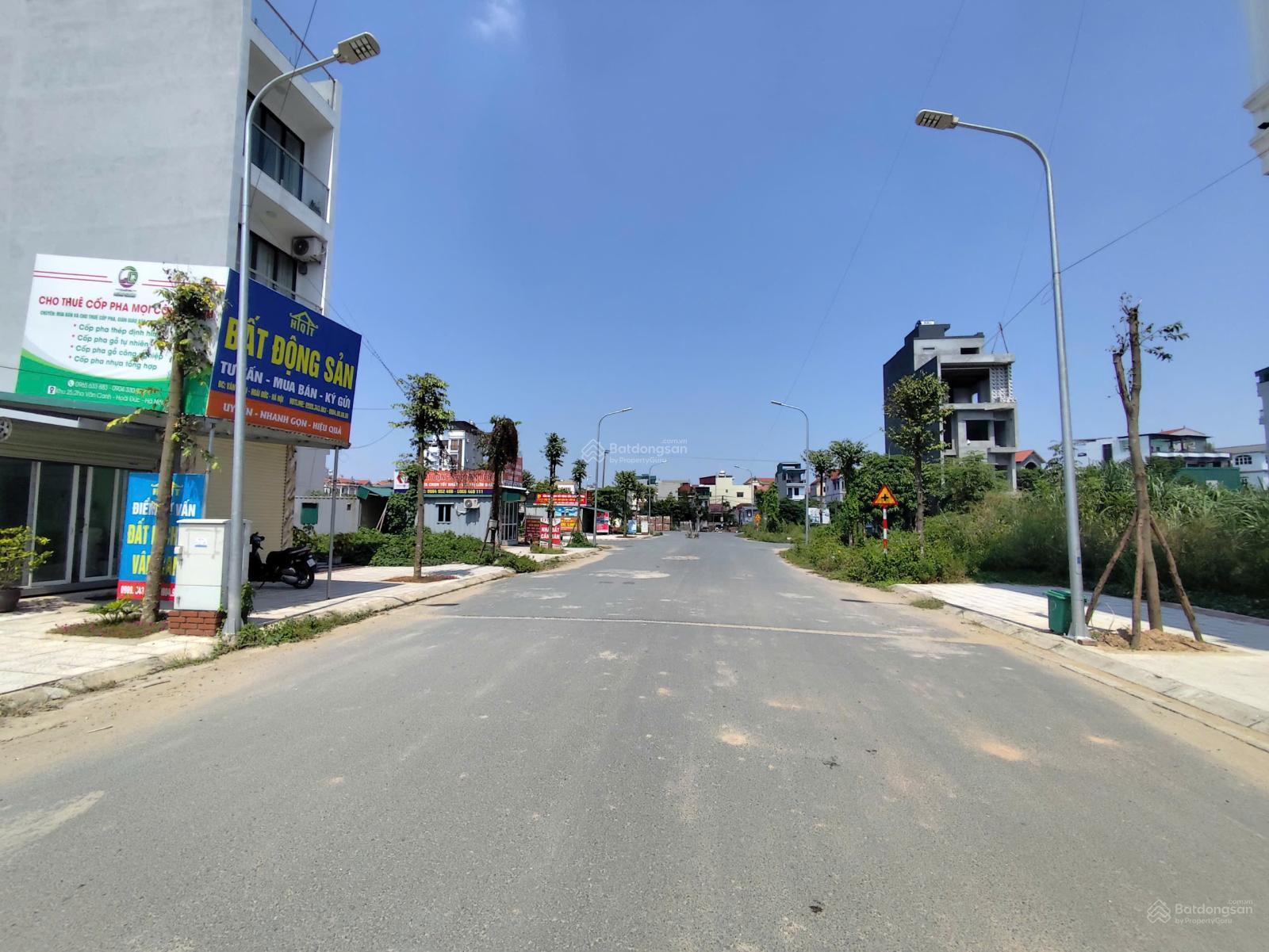 Bán 50m2 mặt đường 20m hướng Đông, trục thông sang khu chung cư An Lạc Symphony. Giá đầu tư cực tốt