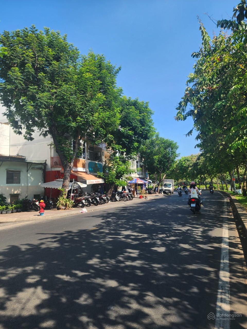 Mặt tiền Hoàng Sa Q3 bán gấp giá 5.5 tỷ, DT 5.5x4m, trệt 2 lầu kiên cố, HDT 20tr/th