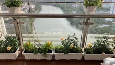 Chính chủ cần bán nhanh căn hộ 145m2, view sông thoáng mát, NT cao cấp. Giá: 11.3 tỷ LH: 0933 600 ***