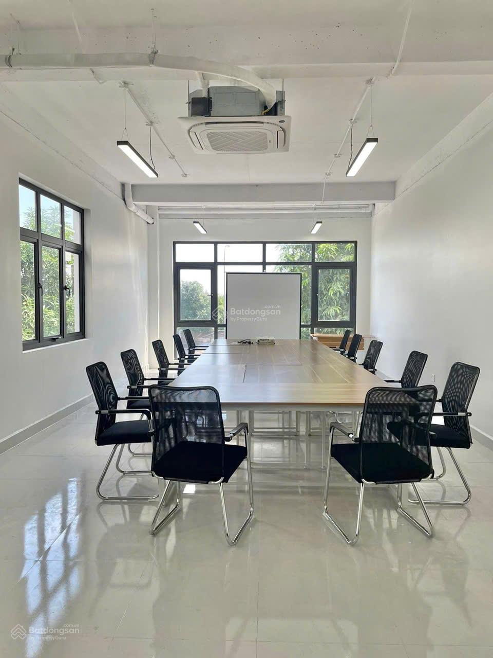 Cho thuê văn phòng mặt đường chính VHOP, có thang máy, nội thất, điều hoà. Giá từ 6 triệu/ phòng