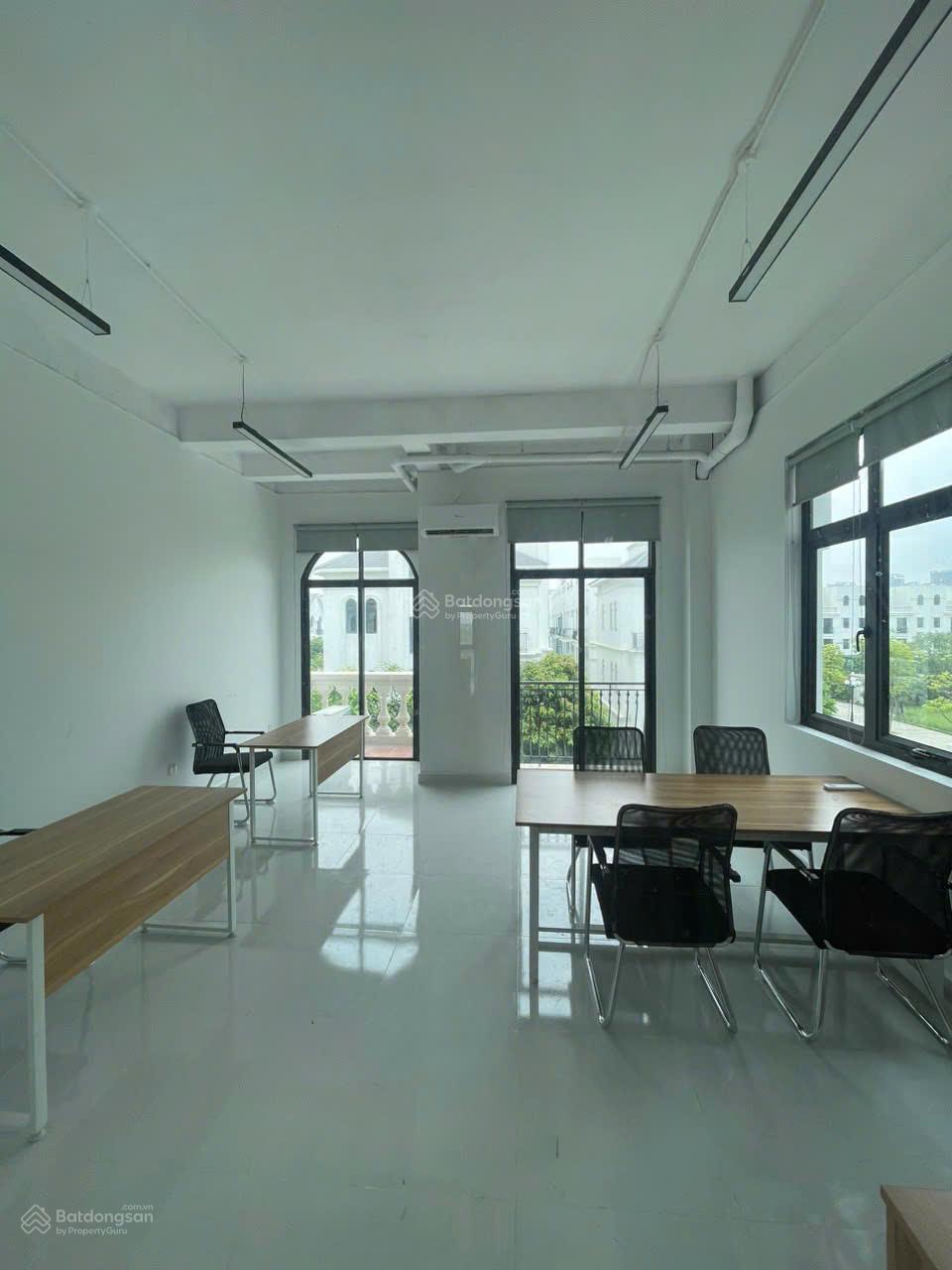 Cho thuê văn phòng mặt đường chính VHOP, có thang máy, nội thất, điều hoà. Giá từ 6 triệu/ phòng Cho thuê văn phòng mặt đường chính VHOP, có thang máy, nội thất, điều hoà. Giá từ 6 triệu/ phòng