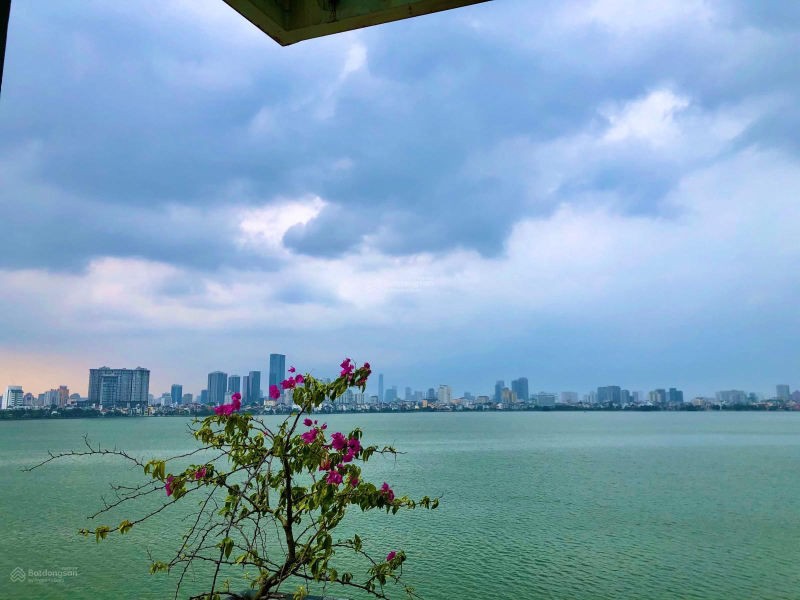 Cần bán nhà lô góc mặt phố Quảng An, Tây Hồ. DT 360m2 x MT 16m. Vị trí đoạn đẹp nhất mặt Hồ Tây