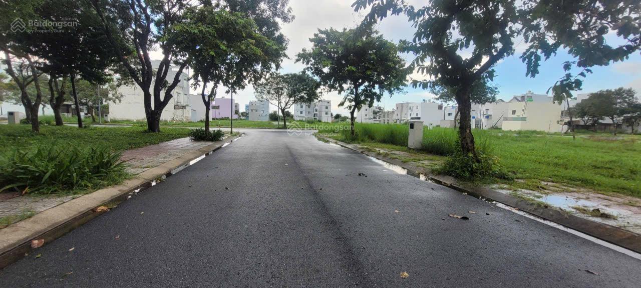 Cần bán gấp đất khu năm sao 1 đối diện công viên 216m2 giá 4tỷ6 thương lượng LH 0931 112 ***