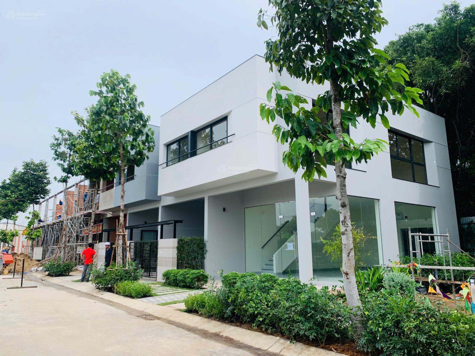 Bán gấp căn nhà phố vườn 217m2 ngay DT743 với giá 4tỷ3