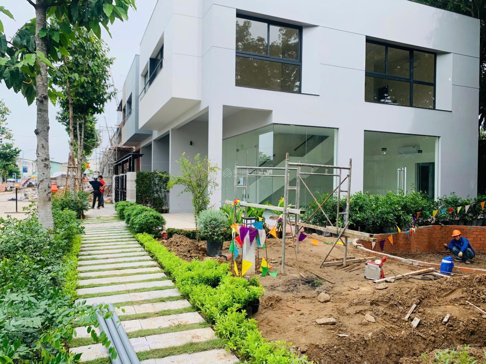 Bán gấp căn nhà phố vườn 217m2 ngay DT743 với giá 4tỷ3
