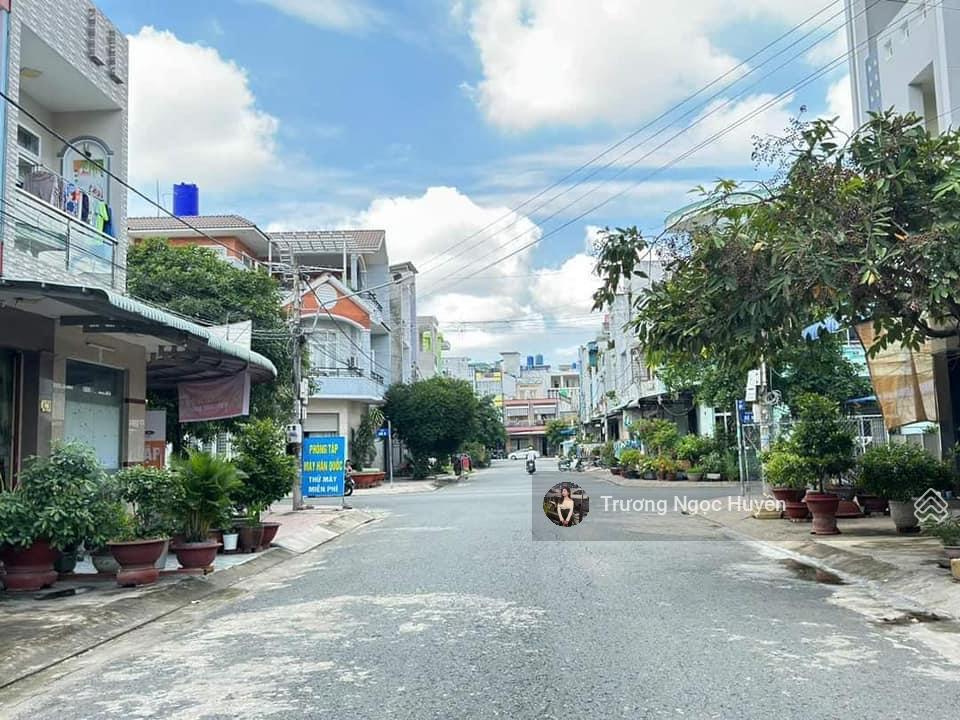 Bán đất đẹp Đ. Long Bình, gần trạm y tế Long Hiệp, Bến Lức, Long An DT 120m2 giá 1,5tỷ. Sổ sẵn