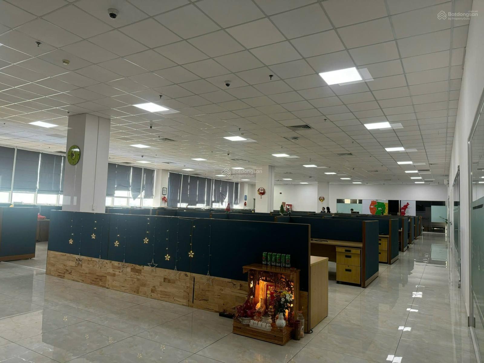 Cho thuê văn phòng diện tích lớn mặt tiền Huỳnh Tấn Phát Quận 7