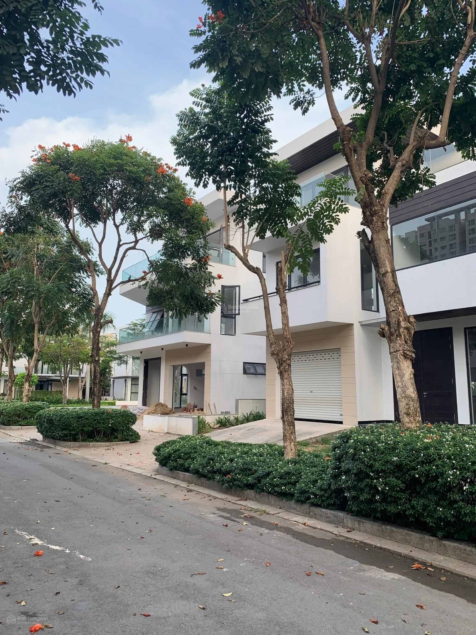 Bán biệt thự Lucasta Villa Khang Điền 4PN 5WC Đông Nam ngang 10m full nội thất - biệt thự song lập Bán biệt thự Lucasta Villa Khang Điền 4PN 5WC Đông Nam ngang 10m full nội thất - biệt thự song lập