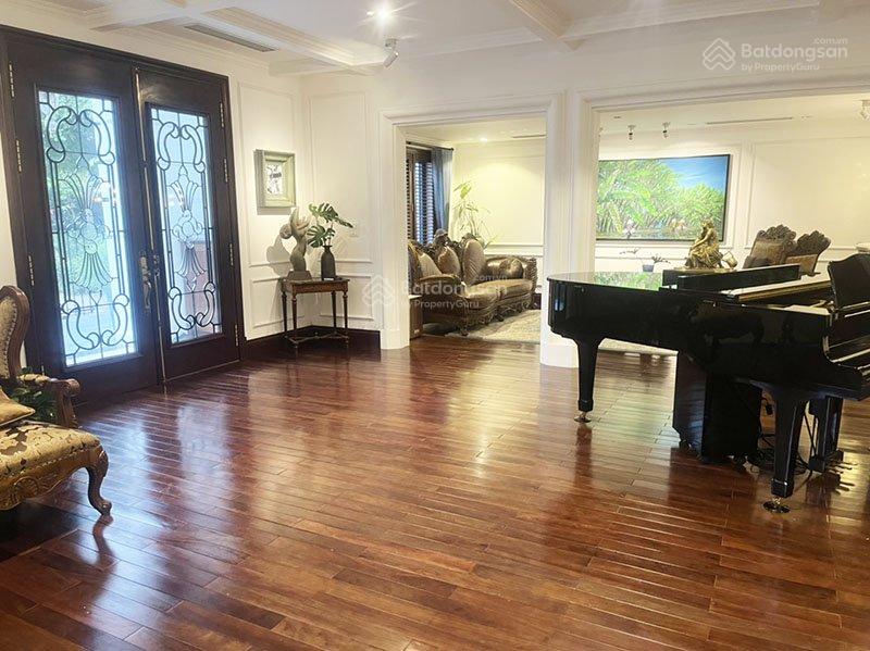 Bán biệt thự góc Ciputra 305m2 có sân vườn, thang máy hướng Tây Nam đã sửa đẹp giá 123 tỷ