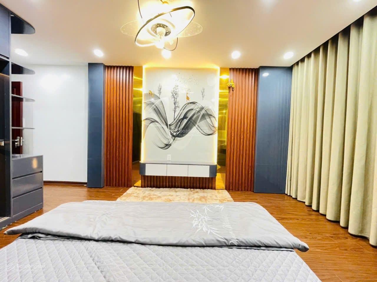 1 0 2! Bán nhà Hoàng Quốc Việt, phân lô, ô tô tránh, thang máy, dân xây, 5T*66m2