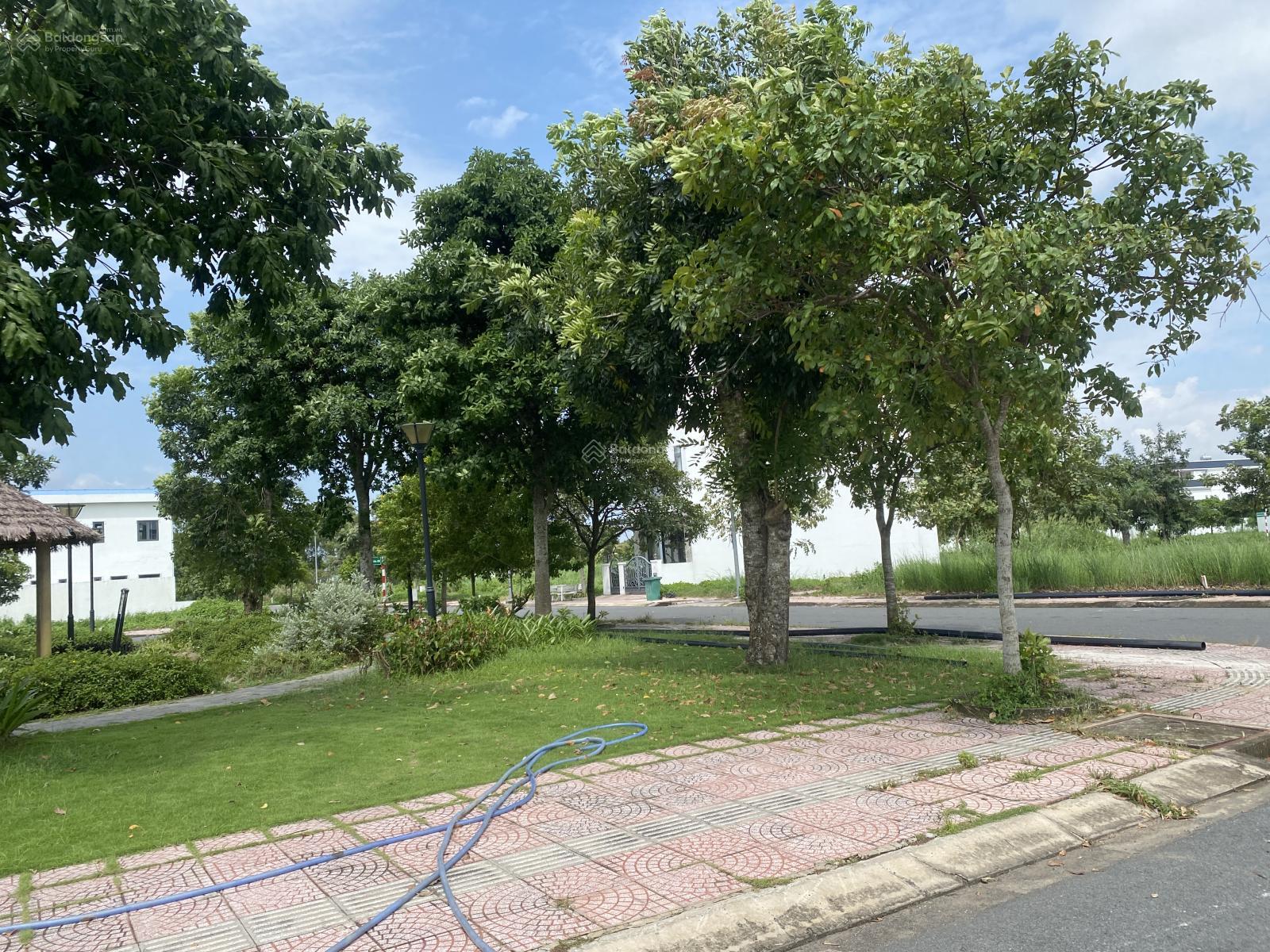 Cần bán gấp đất dự án The Sol City 80m2 Cần Giuộc, Long An giá 2 tỷ. LH: 0931 112 ***