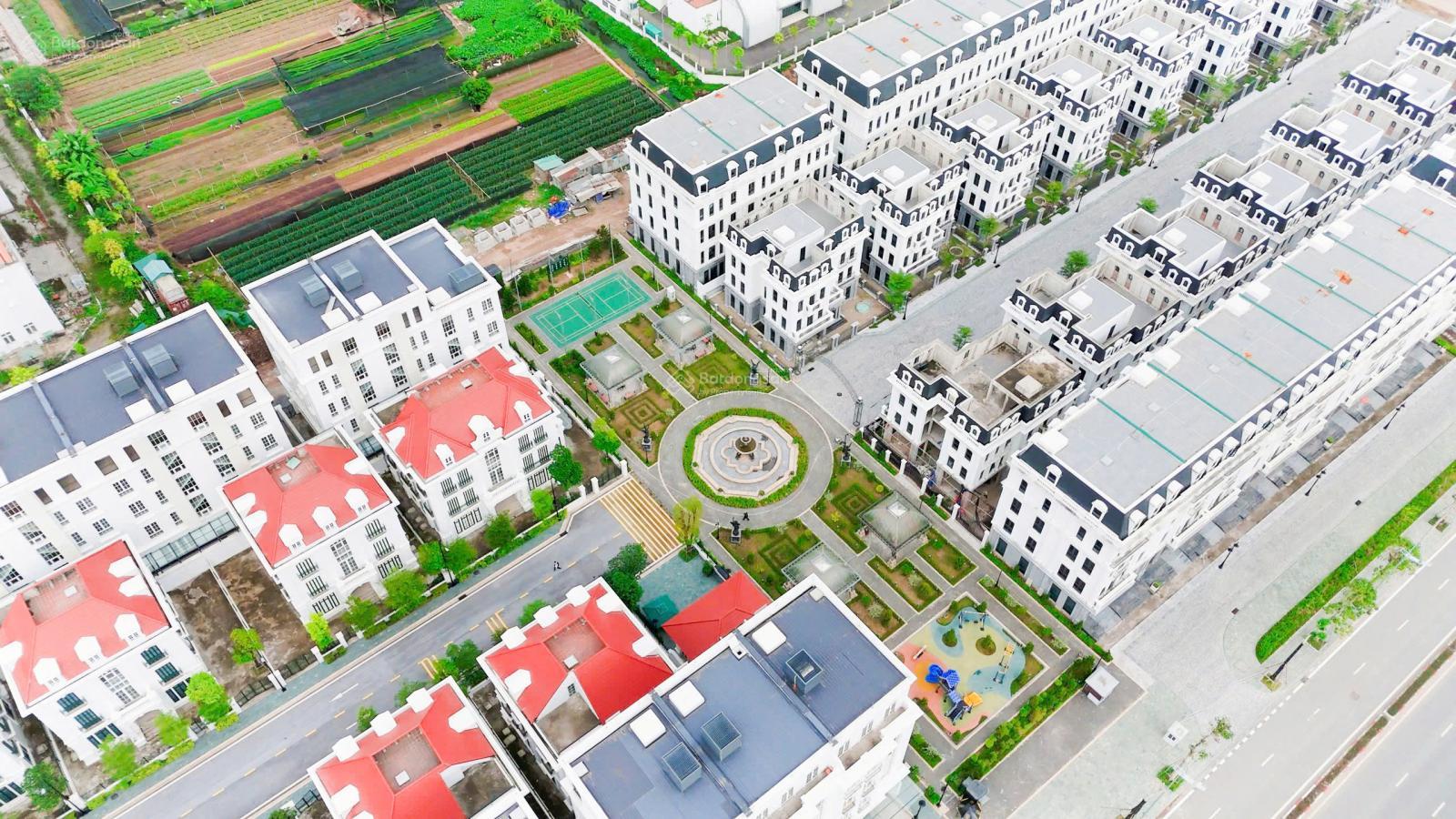 Chủ nhà cắt lỗ, mất thanh khoản. Bán gấp căn biệt thự 18m mặt tiền. Diện tích 315m2. Giá 240tr/m2 Chủ nhà cắt lỗ, mất thanh khoản. Bán gấp căn biệt thự 18m mặt tiền. Diện tích 315m2. Giá 240tr/m2