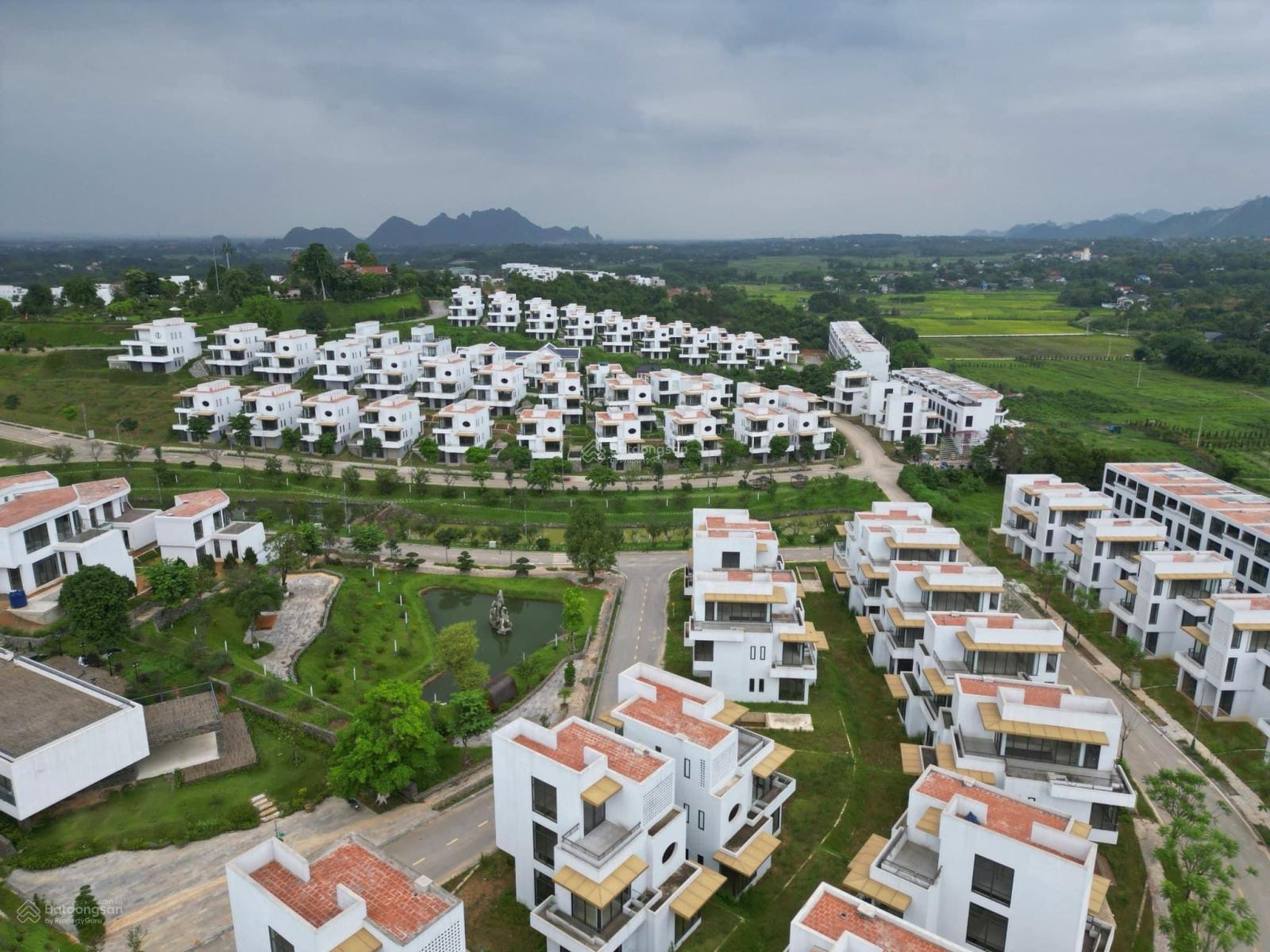 [NGOẠI GIAO] 01 căn mặt hồ cảnh quan, đài phun nước, Khu A. Diện tích 345m2. Giá Full ~30tr/m2