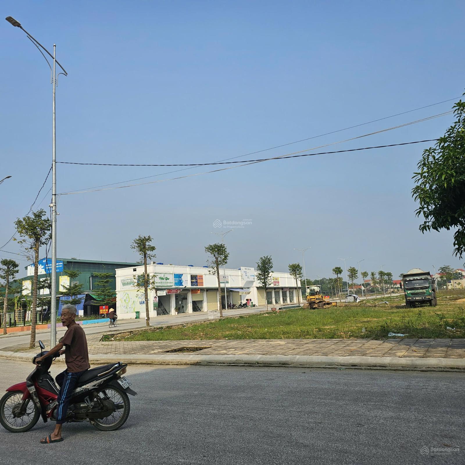 Bán đất nền ngay đường 10, thuộc phân khu Hải Tiến Center, cạnh chợ Vực. Sổ đỏ sẵn, xây dựng tự do