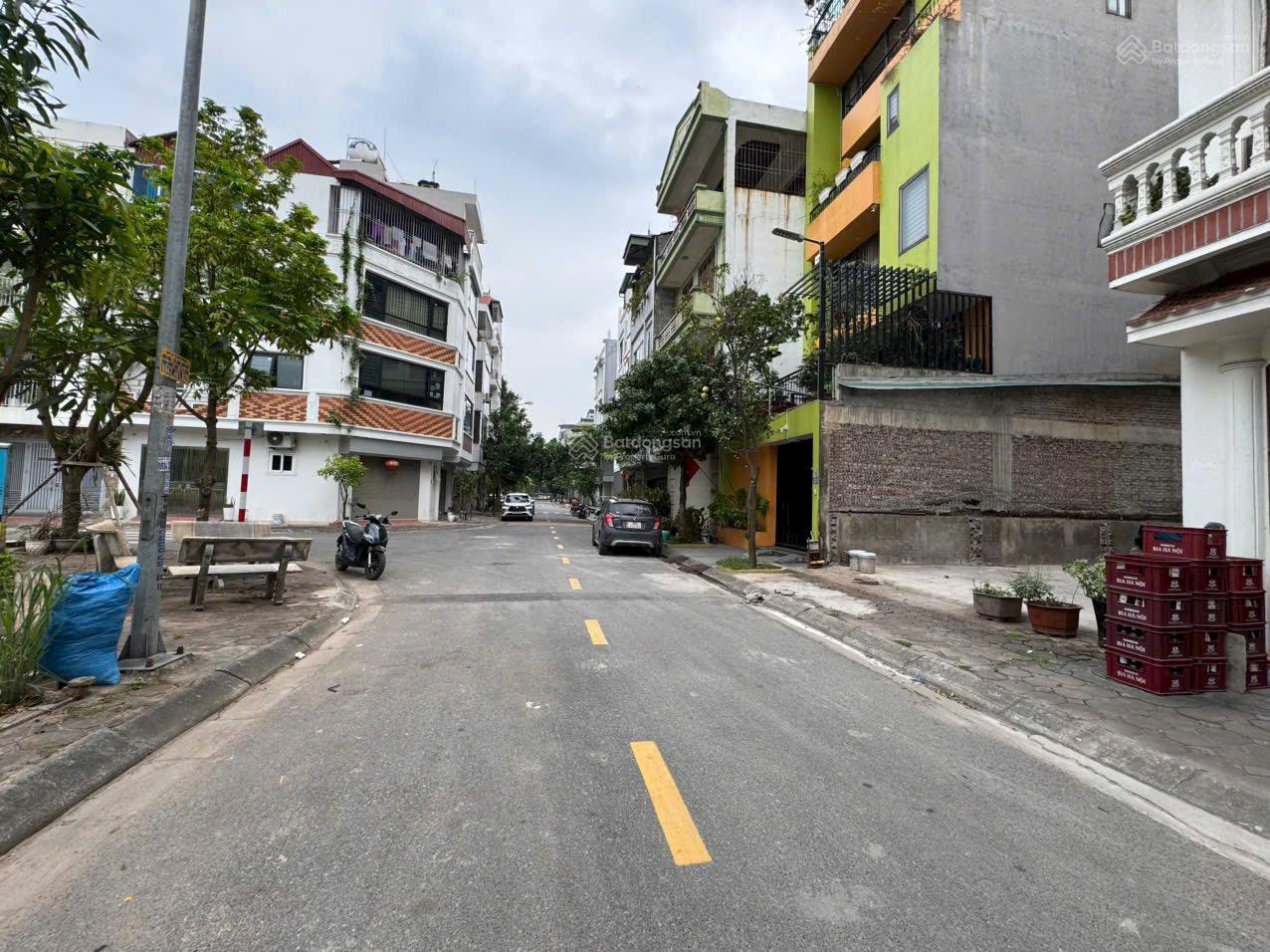 Bán đất TĐC Giang Biên, vỉa hè view vườn hoa mặt tiền rộng 80m2, MT: 5,5 m. Giá: 14,8tỷ. Giá đầu tư