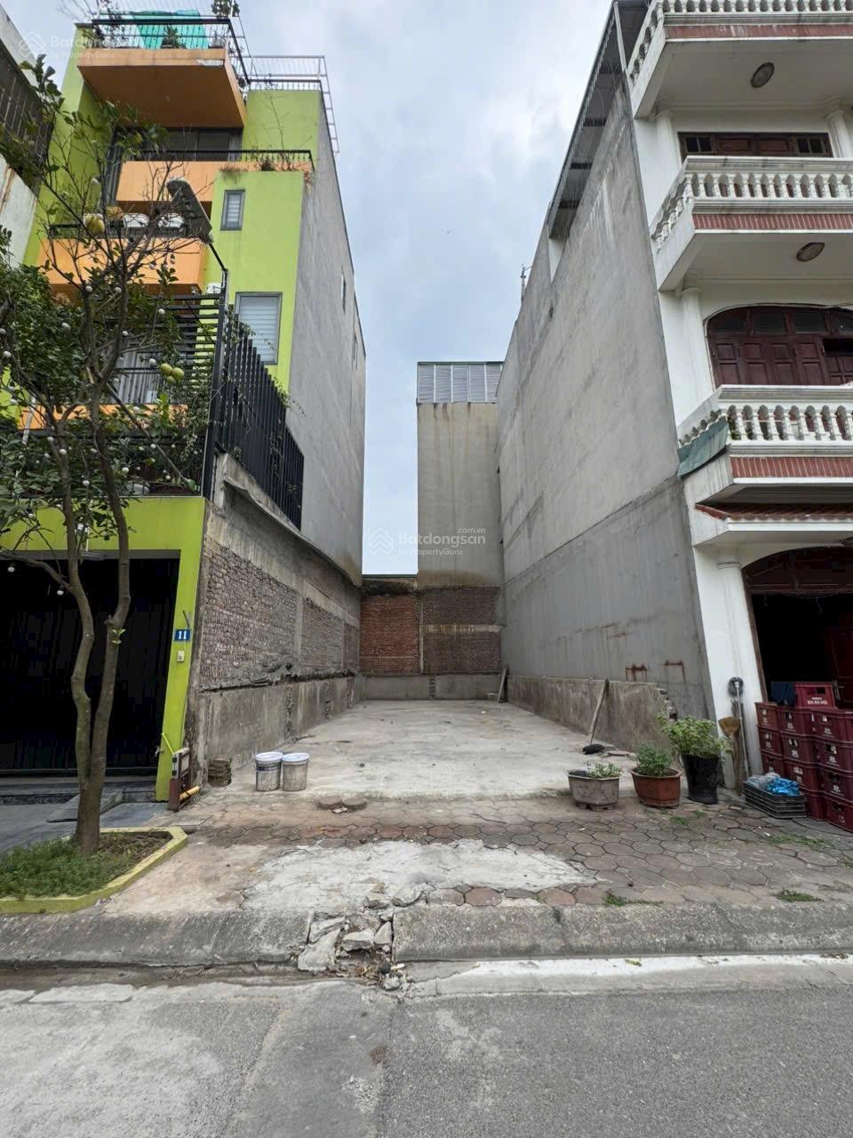 Bán đất TĐC Giang Biên, vỉa hè view vườn hoa mặt tiền rộng 80m2, MT: 5,5 m. Giá: 14,8tỷ. Giá đầu tư
