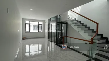 Cho thuê nhà MT đường 20m. DT: 5x20m. Hầm 4 lầu. Thang máy. Sàn trống giá 45tr/tháng. LH 0972 543 ***