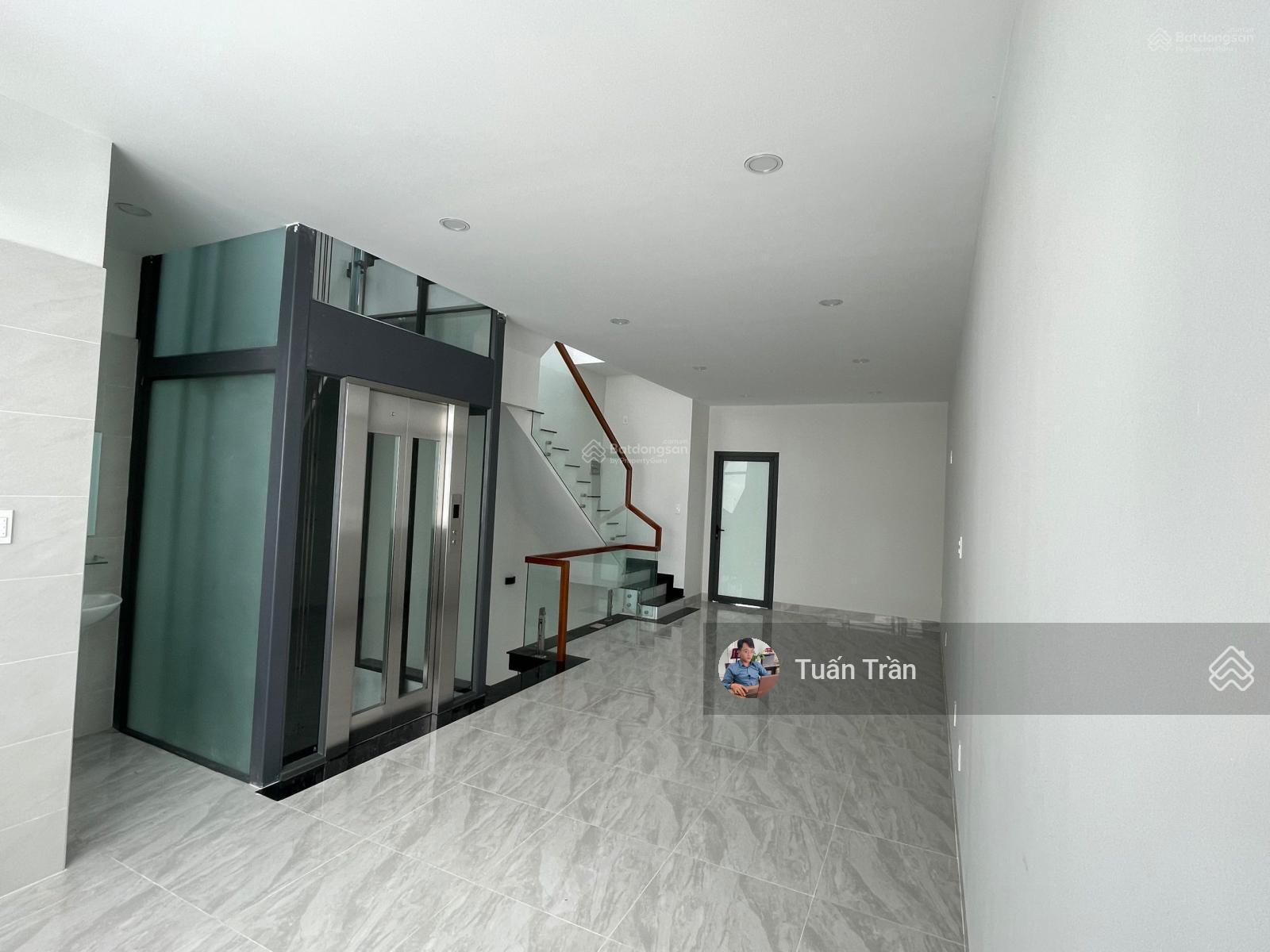 Cho thuê nhà MT đường 20m. DT: 5x20m. Hầm 4 lầu. Thang máy. Sàn trống giá 45tr/tháng. LH 0972 543 ***