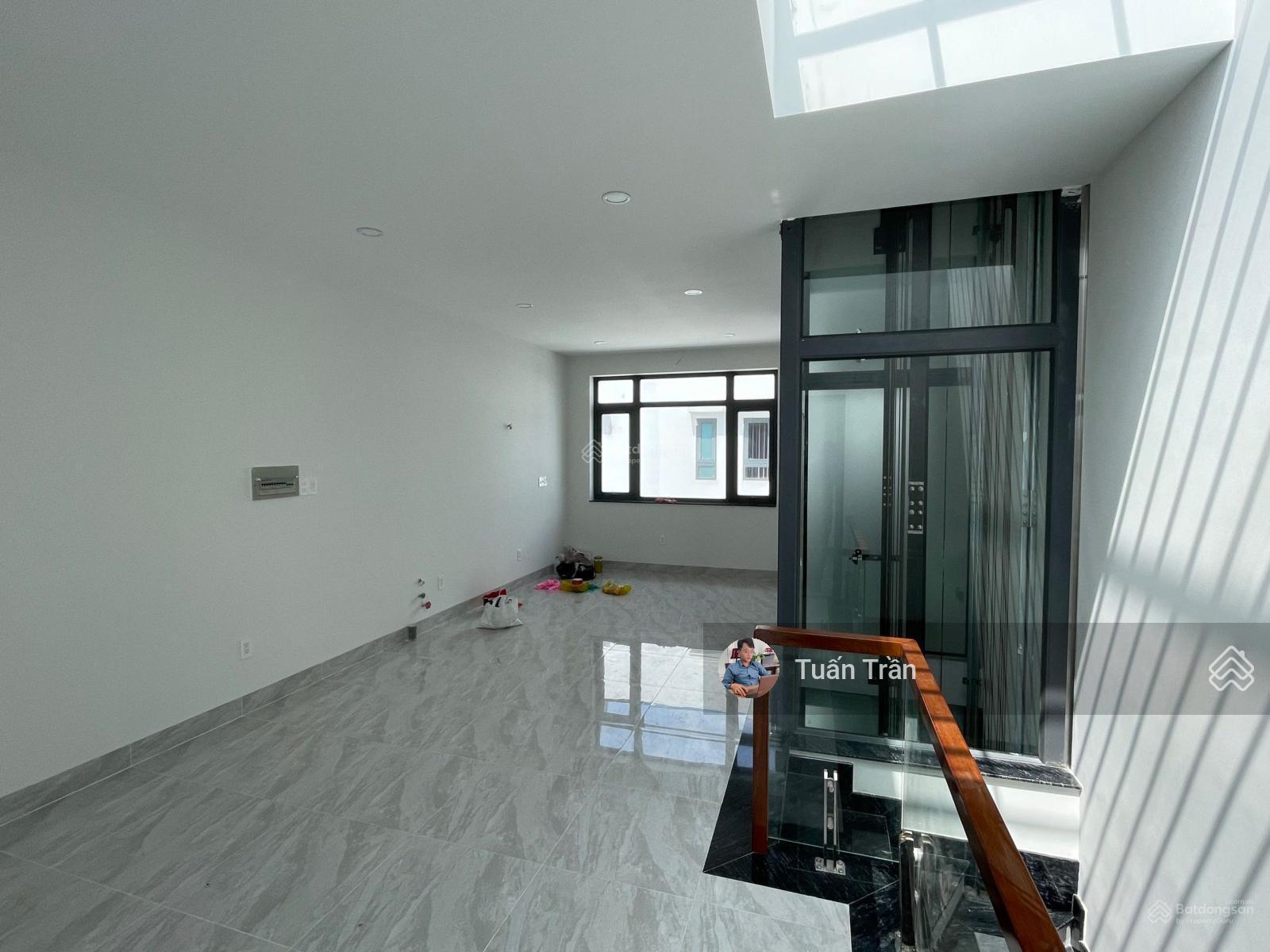 Cho thuê nhà MT đường 20m. DT: 5x20m. Hầm 4 lầu. Thang máy. Sàn trống giá 45tr/tháng. LH 0972 543 ***