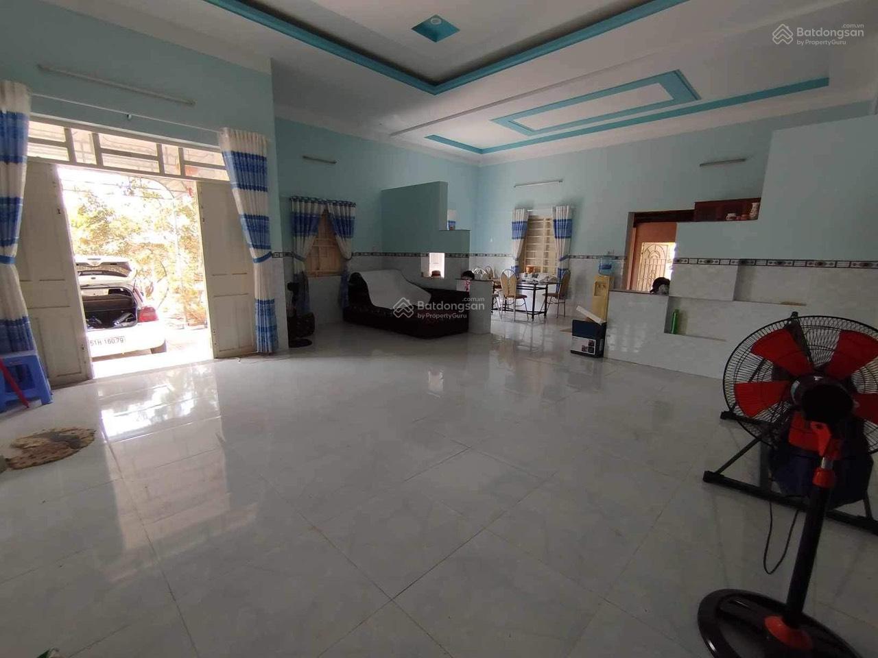 Cho thuê nhà 2 phòng ngủ kèm vườn rộng 720m2, có sẳn cây ăn trái