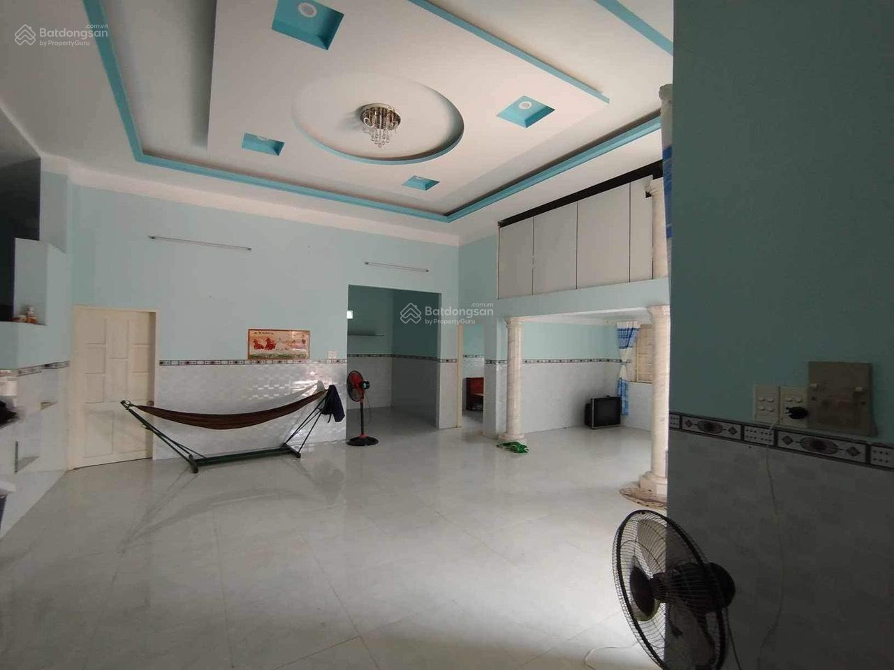 Cho thuê nhà 2 phòng ngủ kèm vườn rộng 720m2, có sẳn cây ăn trái