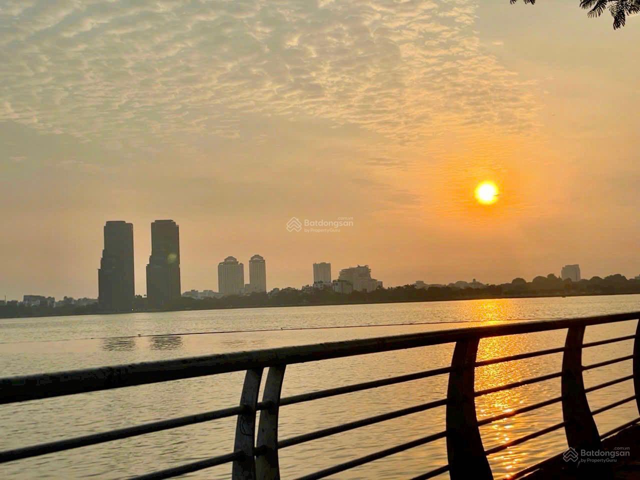 Cần bán nhà mặt phố Võng Thị, Quận Tây Hồ. DT Sổ 102m2 x 8T, MT 5,5m. Vị trí nhà đẹp - KD sầm uất