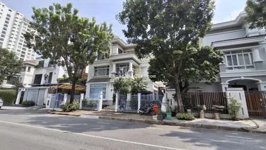 Cần bán gấp căn biệt thự khu Nam Viên, Phú Mỹ Hưng với tổng DT 311m2. Nhà có nội thất, giá hấp dẫn