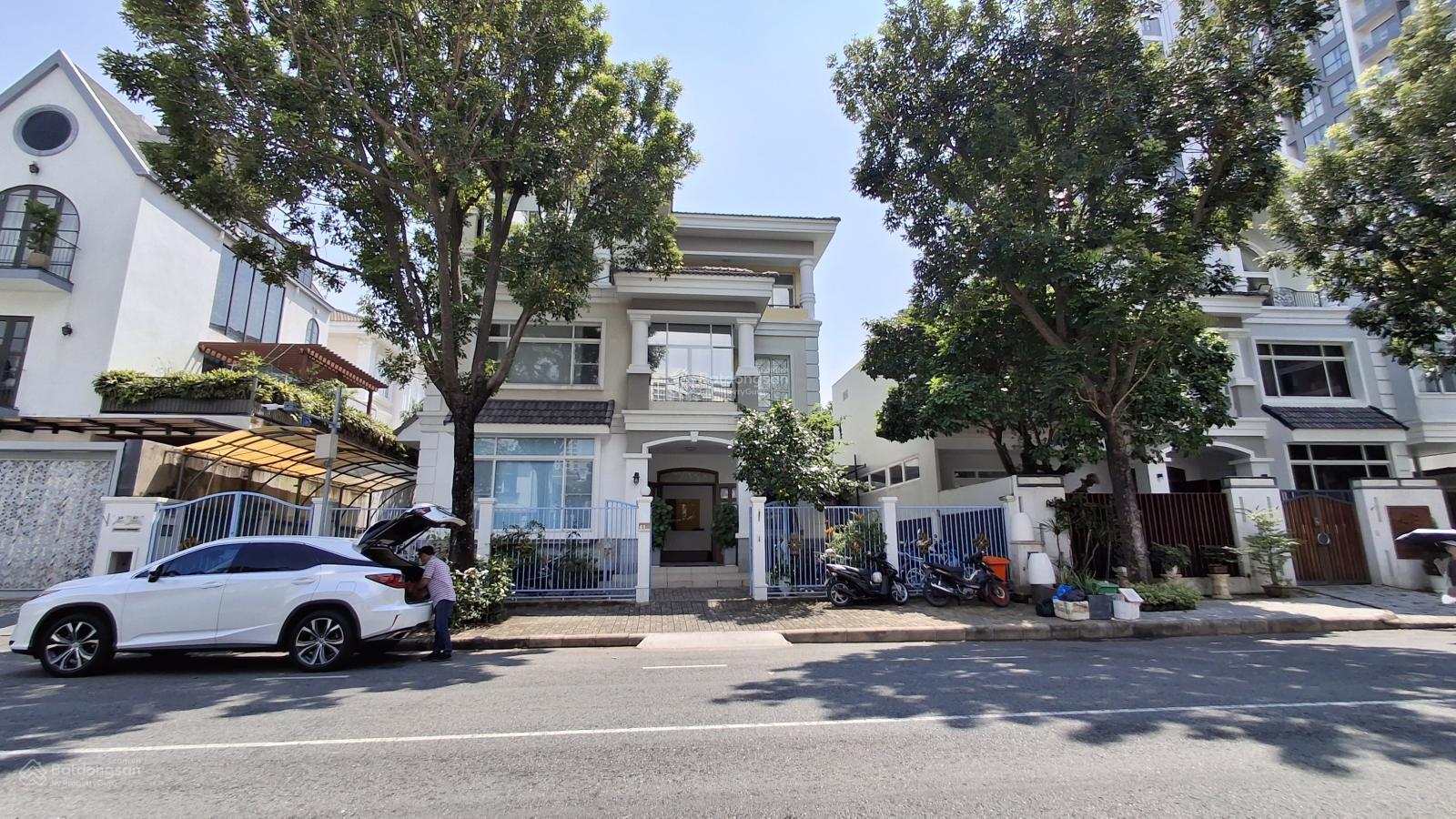 Cần bán gấp căn biệt thự khu Nam Viên, Phú Mỹ Hưng với tổng DT 311m2. Nhà có nội thất, giá hấp dẫn