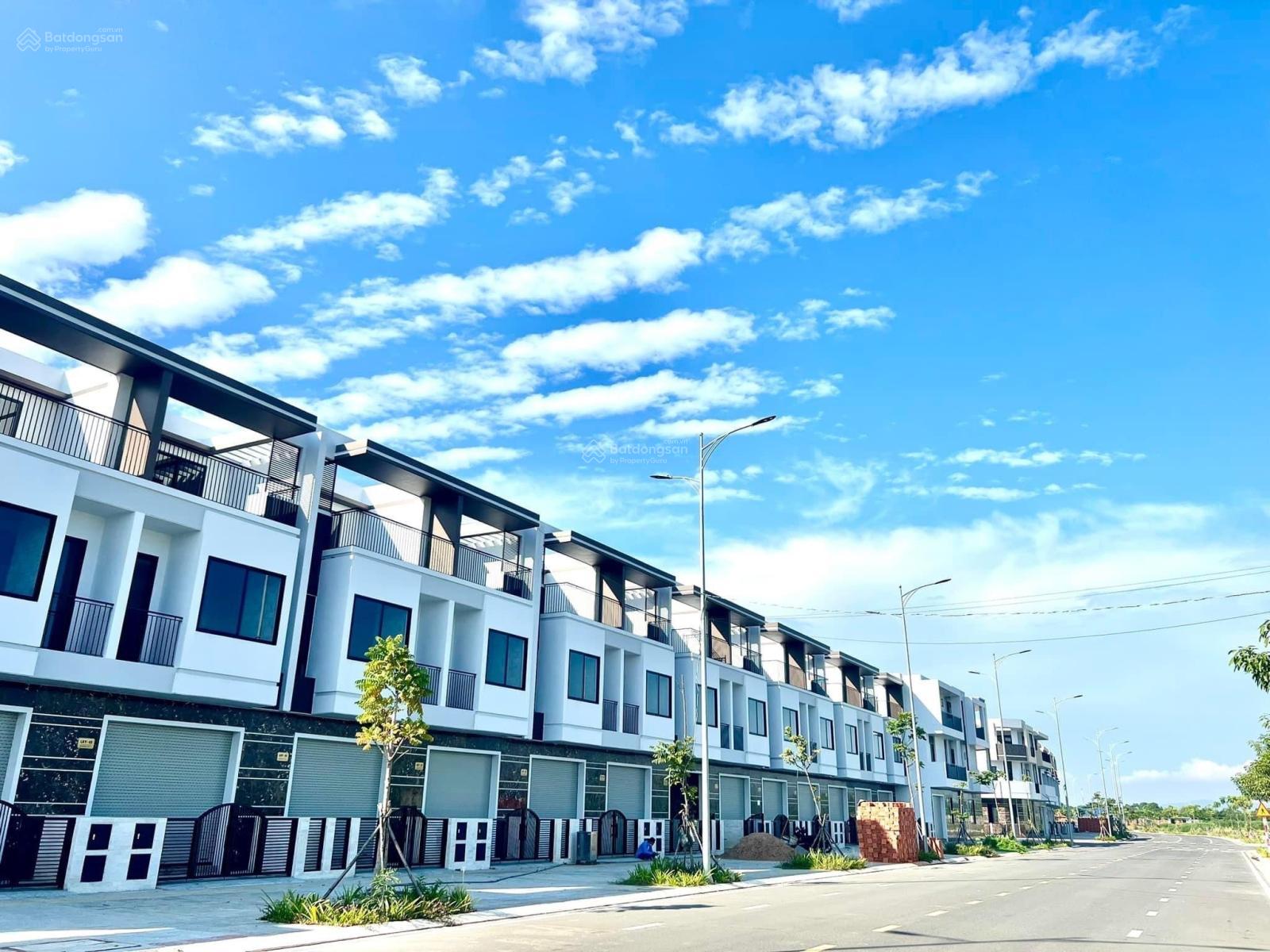 Hàng hiếm tại đường 3/2, bán nhà phố liền kề giá 5,1 tỷ, DT 102.32m2, 3PN, 3PT Hàng hiếm tại đường 3/2, bán nhà phố liền kề giá 5,1 tỷ, DT 102.32m2, 3PN, 3PT