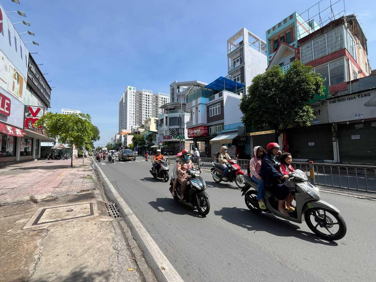 Cho thuê nhà mặt tiền đường Lũy Bán Bích 10x19m 1 lầu vị trí đẹp tập trung chuỗi thương hiệu