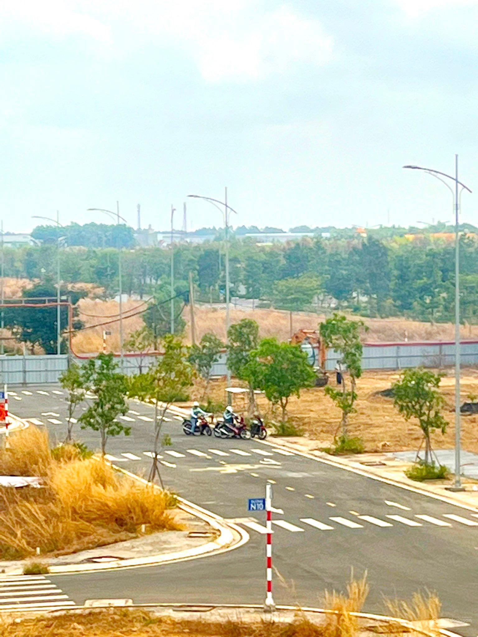 Hiếm bán lô đường 25 N1 102m2 2,1 tỷ giá full sổ sẵn công chứng ngay đường 25m Gem Sky World