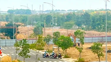 Hiếm bán lô đường 25 N1 102m2 2,1 tỷ giá full sổ sẵn công chứng ngay đường 25m Gem Sky World