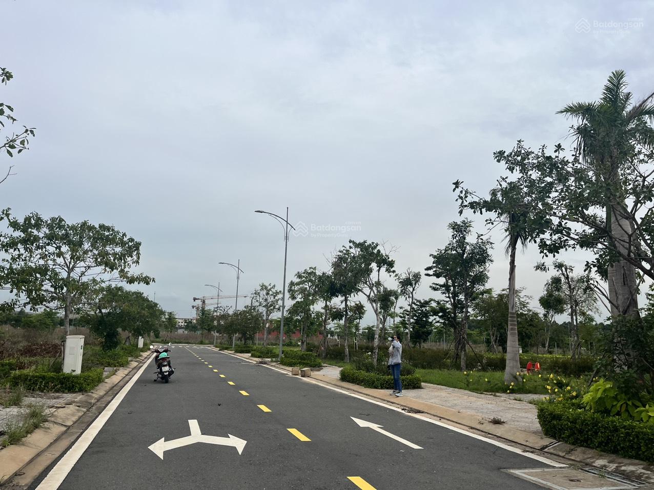 Hiếm bán lô đường 25 N1 102m2 2,1 tỷ giá full sổ sẵn công chứng ngay đường 25m Gem Sky World