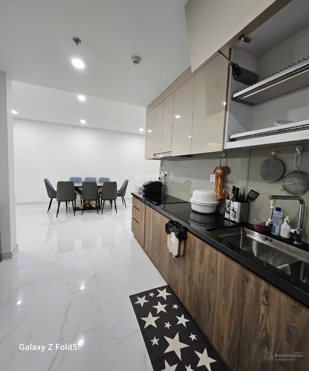 Cho thuê sky villa - gara xe trong nhà, layout hiếm, 2PN, DT 167m2. Chỉ 23tr/tháng