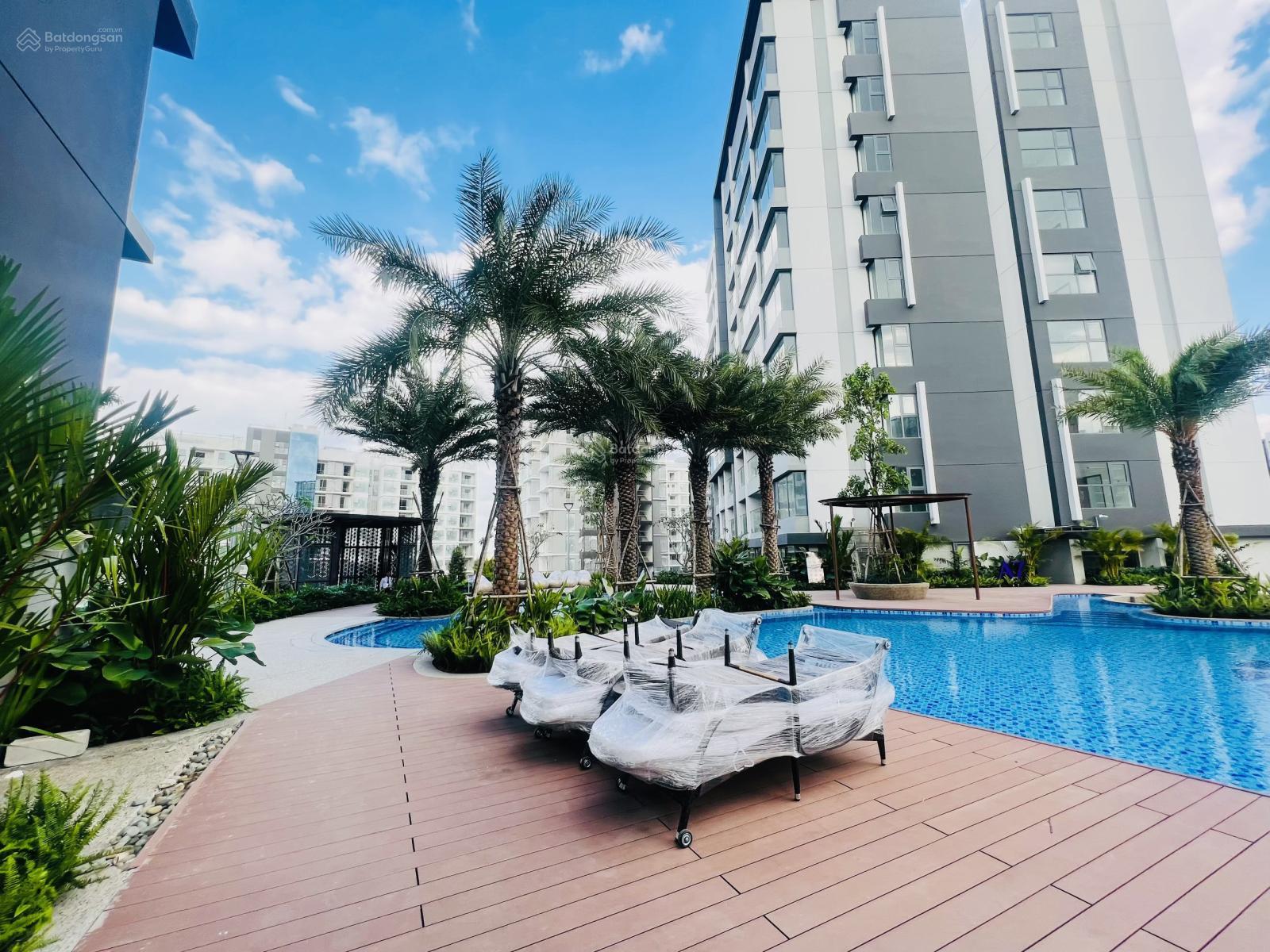 Cho thuê căn hộ 3PN, view hồ bơi. Diamond Centery, phân khu cao cấp nhất Celadon City