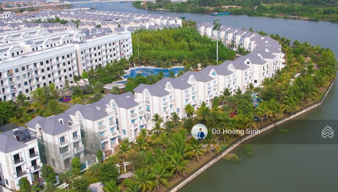 Bán nhà liền kề 180m2 ngay hồ bơi ở The Manhattan - giá siêu hời chỉ 25,5 tỷ
