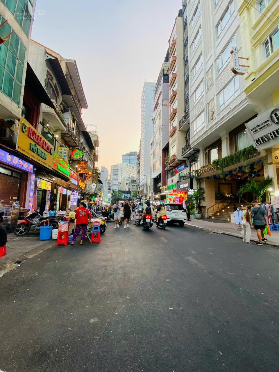 Bán gấp khách sạn ngay Lý Tự Trọng - ngay chợ Bến Thành, Quận 1.KC 10 tầng. HĐT 200tr/th. Giá 88 tỷ